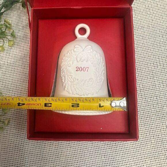 Hallmark Porcelain Dated Bell 2007 Collector’s Ornament Wreath Christmas NEW - Picture 8 of 9